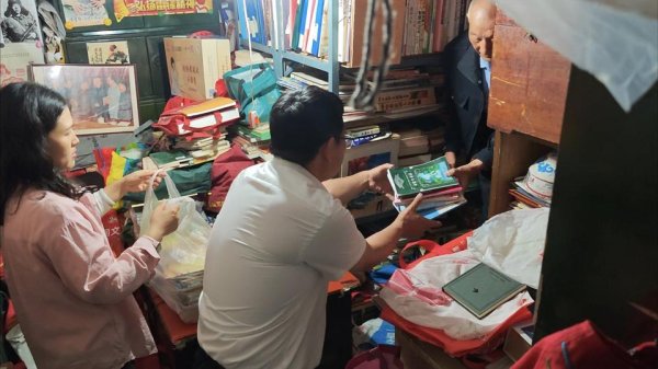 福盈策略 情系乡村学子, “淘书爷爷”钱玉田捐赠千余本图书