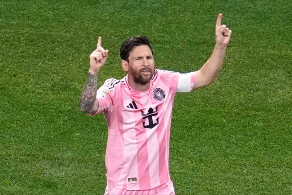 金领速配 赚大了！登贝莱搭肩梅西回更衣室，结果梅西把鞋裤也给了登贝莱