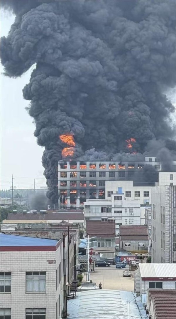 华锋优配网 镇江一工厂发生火灾，七层厂房被烧得只剩框架，官方回应