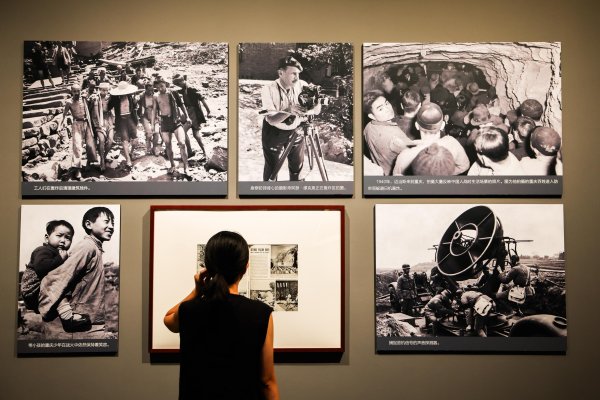 秦安配资 300余件套抗战文物讲述和平无界，迟了42年的介绍信铭记烽火岁月